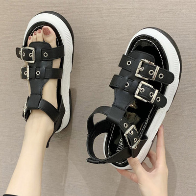 Praegused kõrge talla ja metallelementidega naiste sandaalid