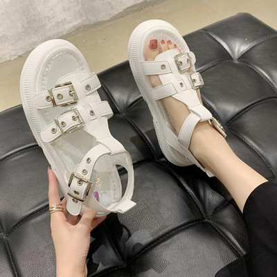 Praegused kõrge talla ja metallelementidega naiste sandaalid