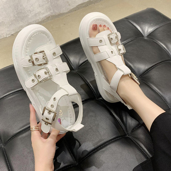 Praegused kõrge talla ja metallelementidega naiste sandaalid