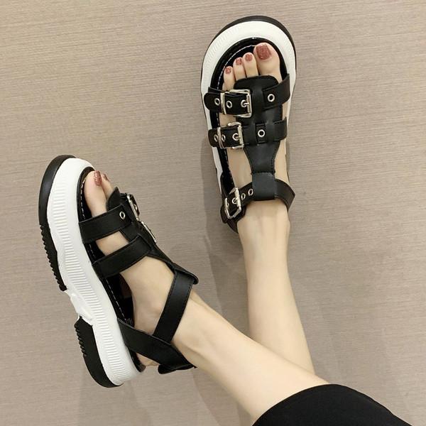 Praegused kõrge talla ja metallelementidega naiste sandaalid