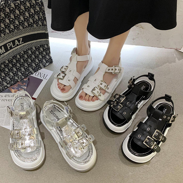 Praegused kõrge talla ja metallelementidega naiste sandaalid