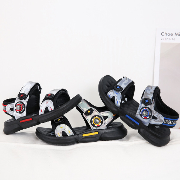 Mūsdienīgas bērnu sandales ar kamuflāžas rakstu un ielāpiem