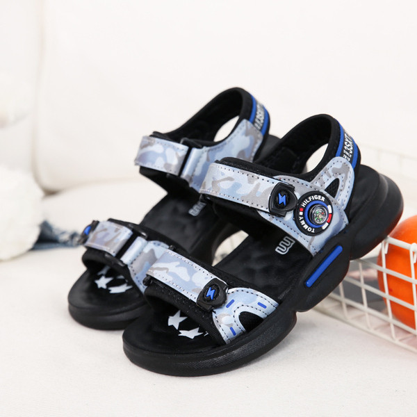 Mūsdienīgas bērnu sandales ar kamuflāžas rakstu un ielāpiem