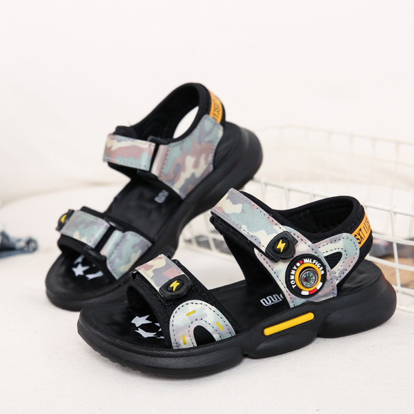 Mūsdienīgas bērnu sandales ar kamuflāžas rakstu un ielāpiem