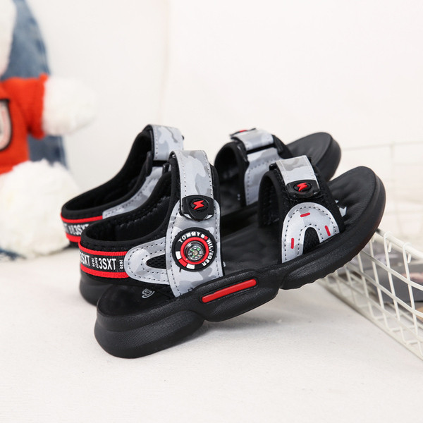 Mūsdienīgas bērnu sandales ar kamuflāžas rakstu un ielāpiem