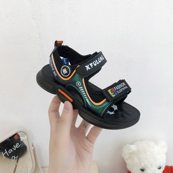 Alkalmi gyerekszandál matricákkal és feliratokkal fiúknak