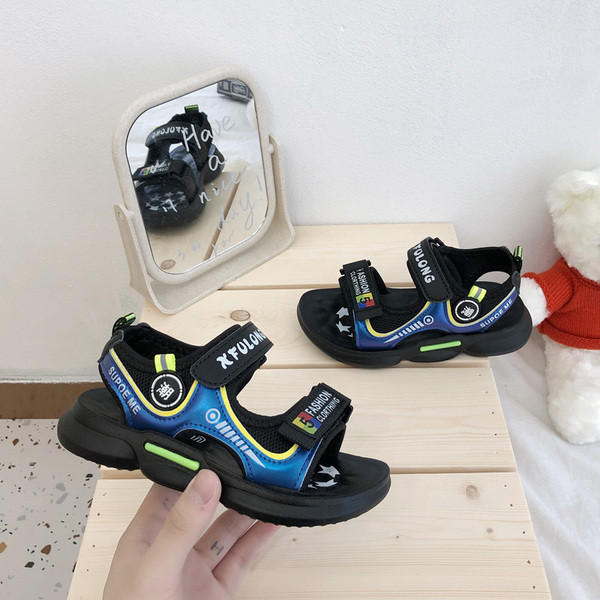 Alkalmi gyerekszandál matricákkal és feliratokkal fiúknak