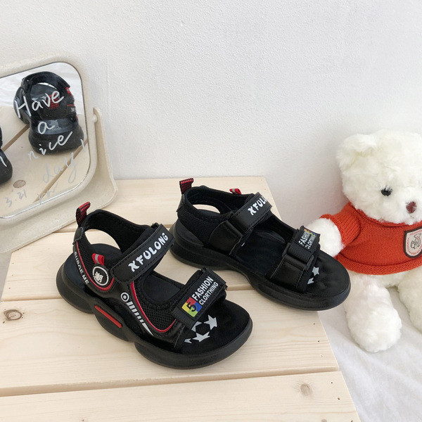 Alkalmi gyerekszandál matricákkal és feliratokkal fiúknak