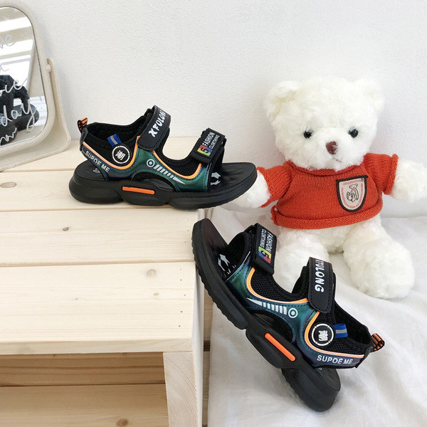 Alkalmi gyerekszandál matricákkal és feliratokkal fiúknak