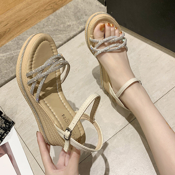 Praegused naiste sandaalid platvormi ja kividega