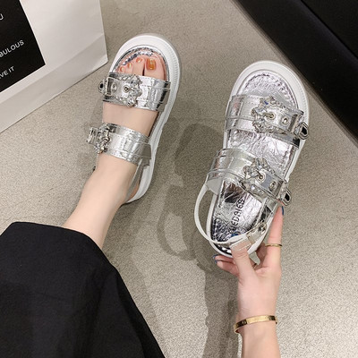 Sieviešu sandales ar augstām zolēm un metāla sprādzēm