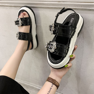 Sieviešu sandales ar augstām zolēm un metāla sprādzēm