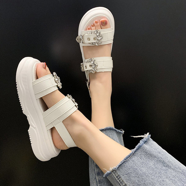 Sieviešu sandales ar augstām zolēm un metāla sprādzēm