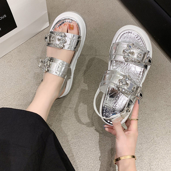 Sieviešu sandales ar augstām zolēm un metāla sprādzēm