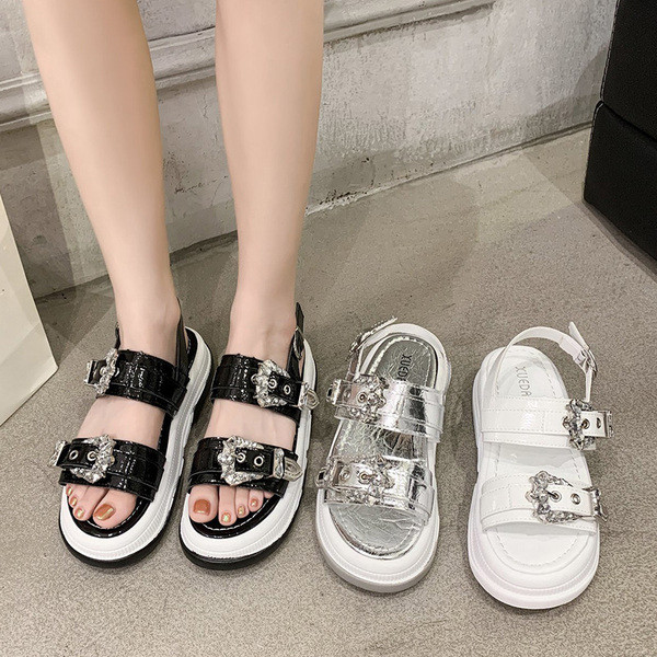 Sieviešu sandales ar augstām zolēm un metāla sprādzēm