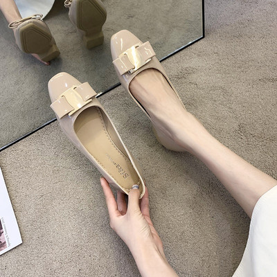 Modern női cipő lapos talppal és fém csattal