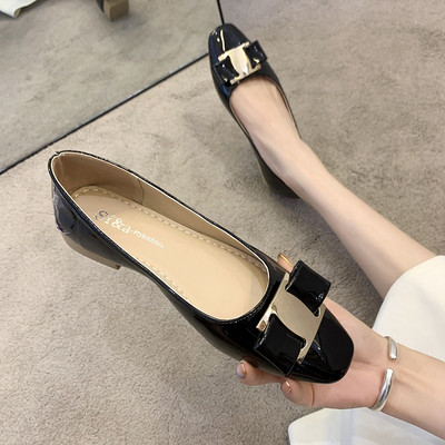 Modern női cipő lapos talppal és fém csattal