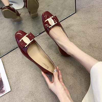 Modern női cipő lapos talppal és fém csattal