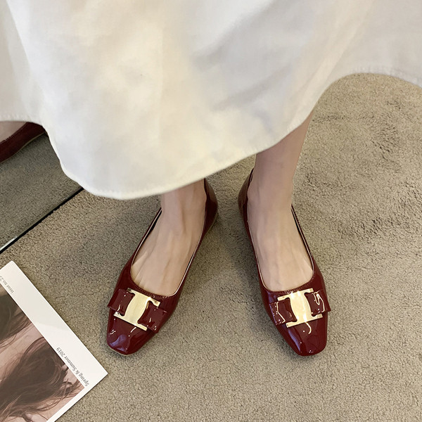 Modern női cipő lapos talppal és fém csattal