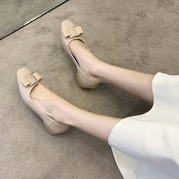 Modern női cipő lapos talppal és fém csattal