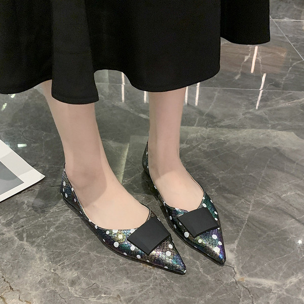 Modern női cipő hegyes modell