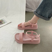 Vienkārša modeļa sieviešu sandales ar augstām zolēm