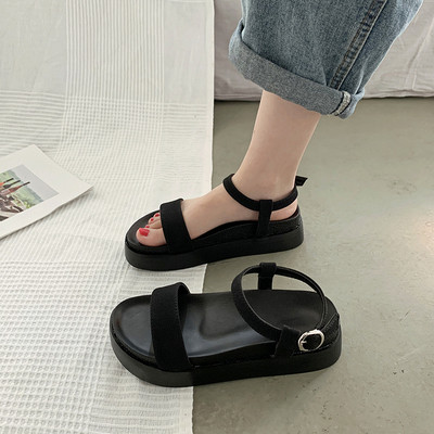 Vienkārša modeļa sieviešu sandales ar augstām zolēm