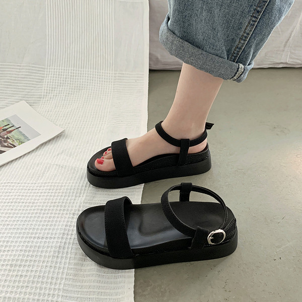 Vienkārša modeļa sieviešu sandales ar augstām zolēm