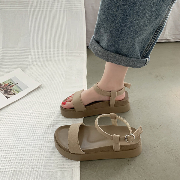 Vienkārša modeļa sieviešu sandales ar augstām zolēm