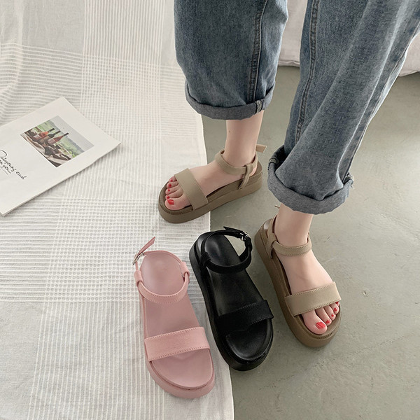 Vienkārša modeļa sieviešu sandales ar augstām zolēm