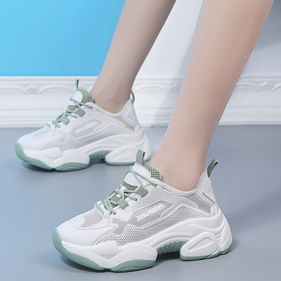 Modern női tornacipő hálóval és durva talppal