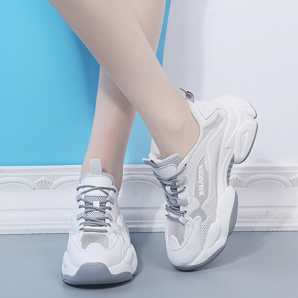 Modern női tornacipő hálóval és durva talppal