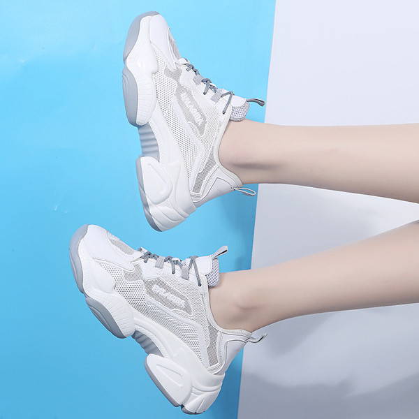 Modern női tornacipő hálóval és durva talppal