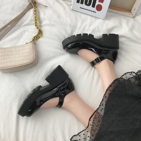 Naiste moodsad pahkluu rihmaga lakknahast kingad