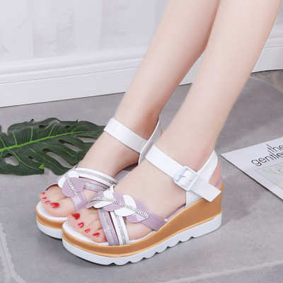 Modern női szandál 7 cm-es platformmal és kövekkel