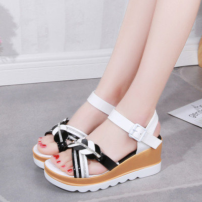 Modern női szandál 7 cm-es platformmal és kövekkel