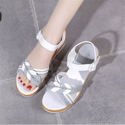 Modern női szandál 7 cm-es platformmal és kövekkel