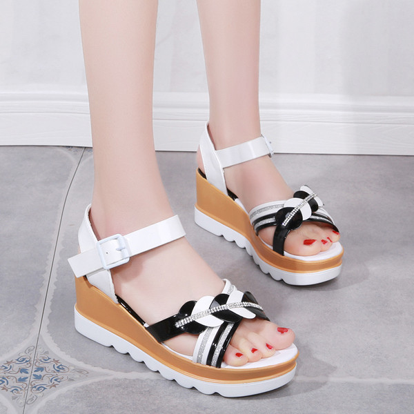 Modern női szandál 7 cm-es platformmal és kövekkel