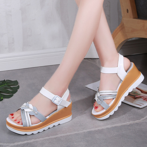 Modern női szandál 7 cm-es platformmal és kövekkel