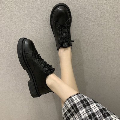 Női bőr cipő fűzővel és lapos talppal