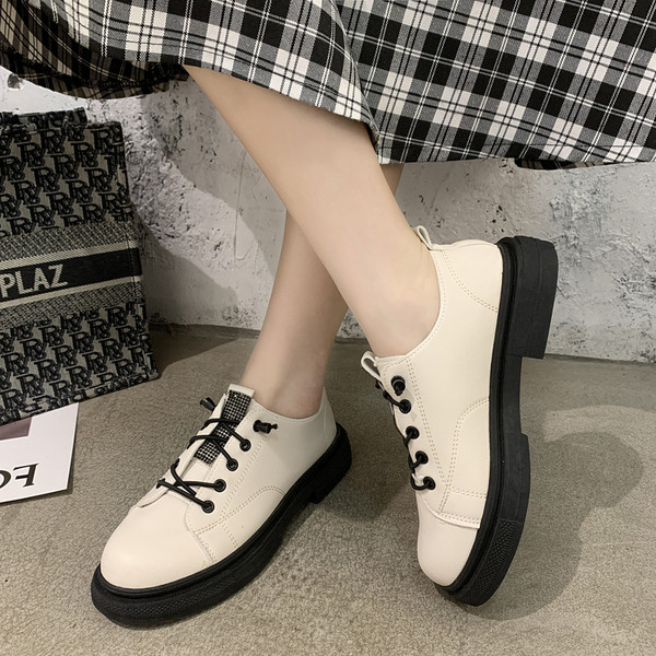 Női bőr cipő fűzővel és lapos talppal