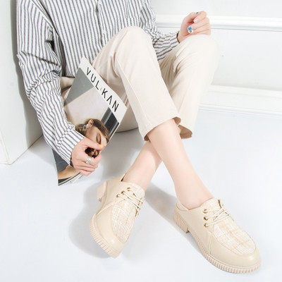 Lapos talpú női alkalmi cipő