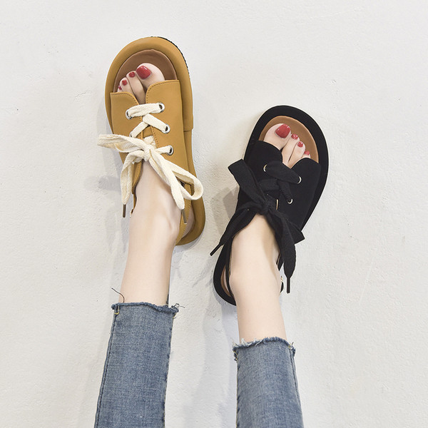 Ikdienas sieviešu sandales no eko ādas ar plakanu zoli un mežģīnēm