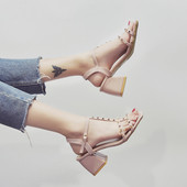 Praegused metallelementide ja paksu kontsaga naiste sandaalid