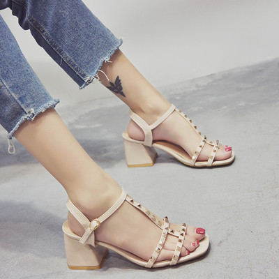 Praegused metallelementide ja paksu kontsaga naiste sandaalid