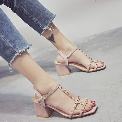 Praegused metallelementide ja paksu kontsaga naiste sandaalid