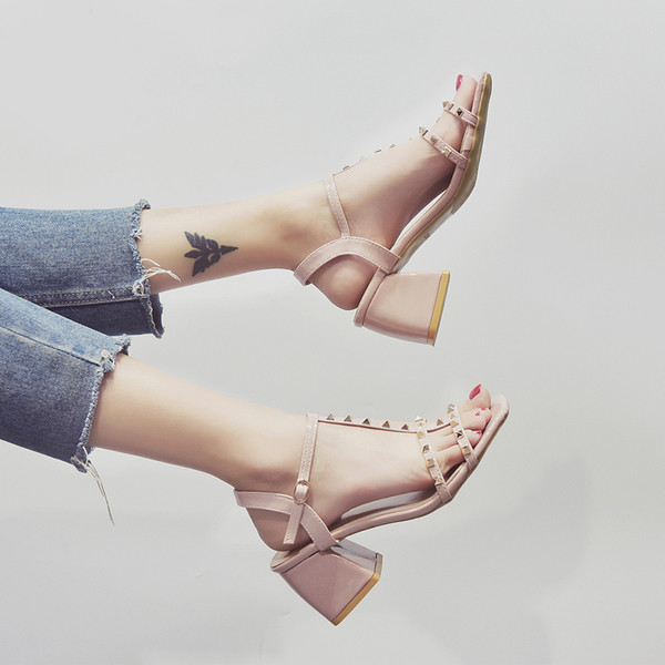 Praegused metallelementide ja paksu kontsaga naiste sandaalid