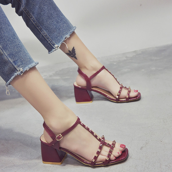 Praegused metallelementide ja paksu kontsaga naiste sandaalid