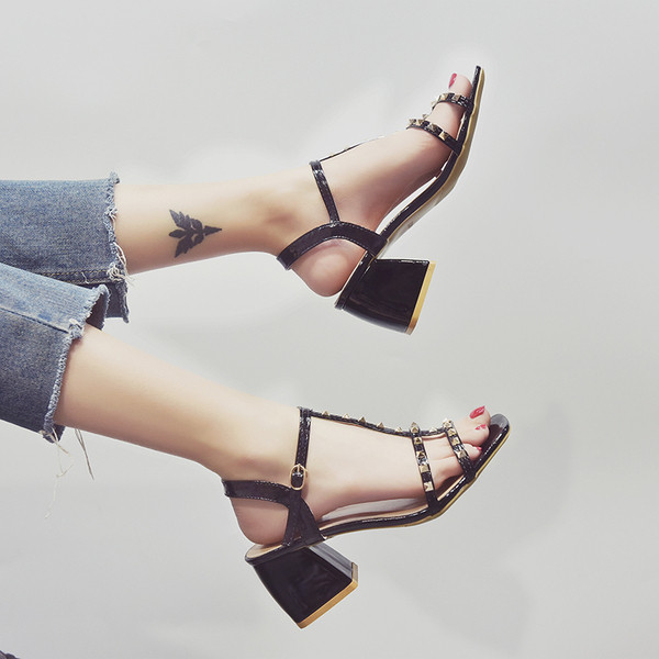 Praegused metallelementide ja paksu kontsaga naiste sandaalid