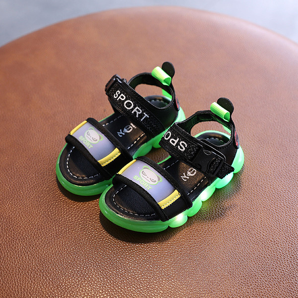 Világító gyerekszandál matricákkal fiúknak